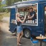 Okno serwisowe do food trucków, 90x90 cm, aluminiowe, z drzwiami markizowymi i hakiem holowniczym