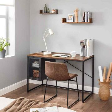 Computer desk with adjustable shelf